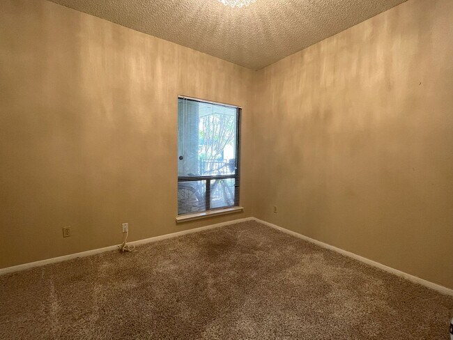 Building Photo - Wonderful 2/2 in Perfect Far West Location