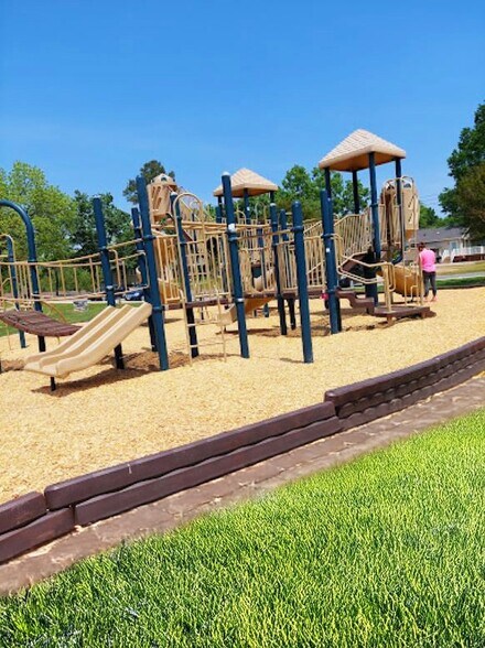 Building Photo - 132 Rowan St