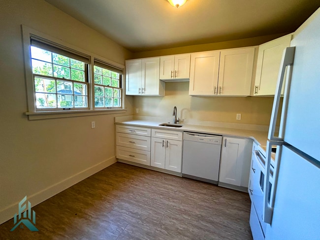 Building Photo - Charming 4 Bedroom Home with Hardwood Floors, Gas Fireplace & Large Fenced Yard