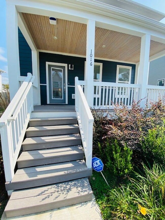 Building Photo - Beautiful 4 bedroom 4 bathroom house in th...