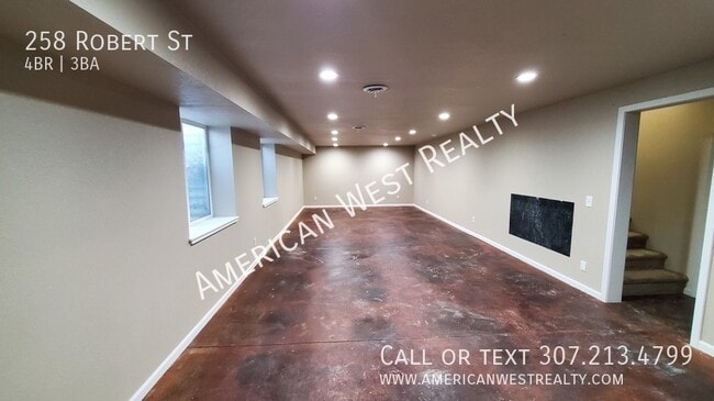 Building Photo - 258 Robert St