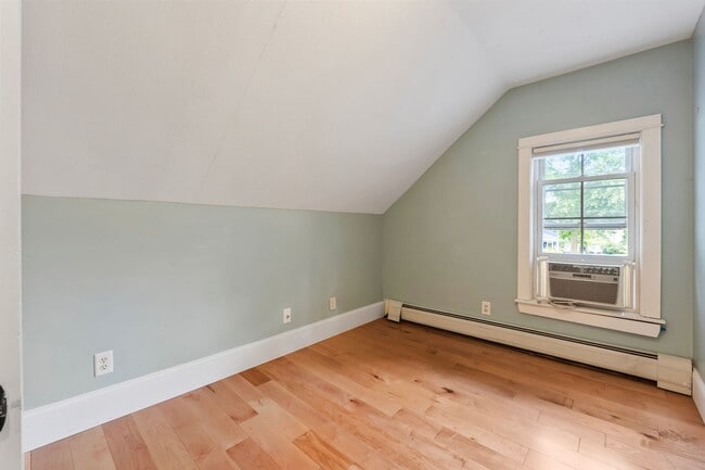 Building Photo - New England Style Farm House for RENT in P...