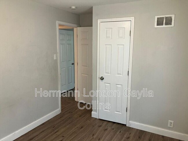 Building Photo - 10072 Ashbrook Dr