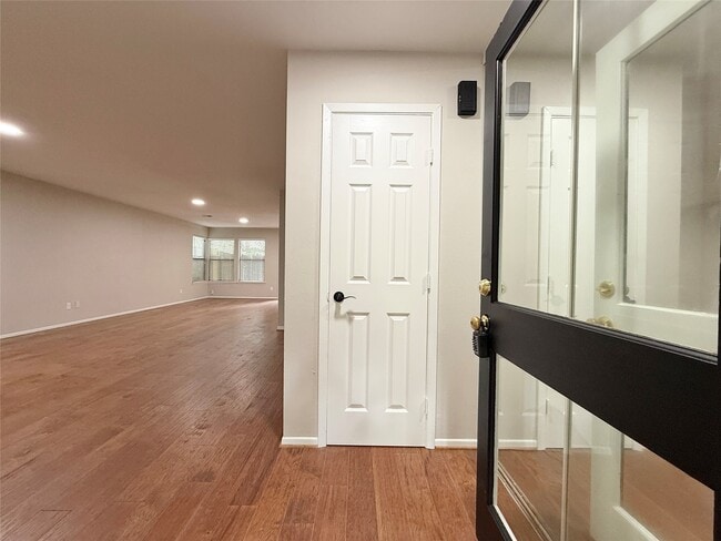 Building Photo - 22 Sawmill Grove Ln