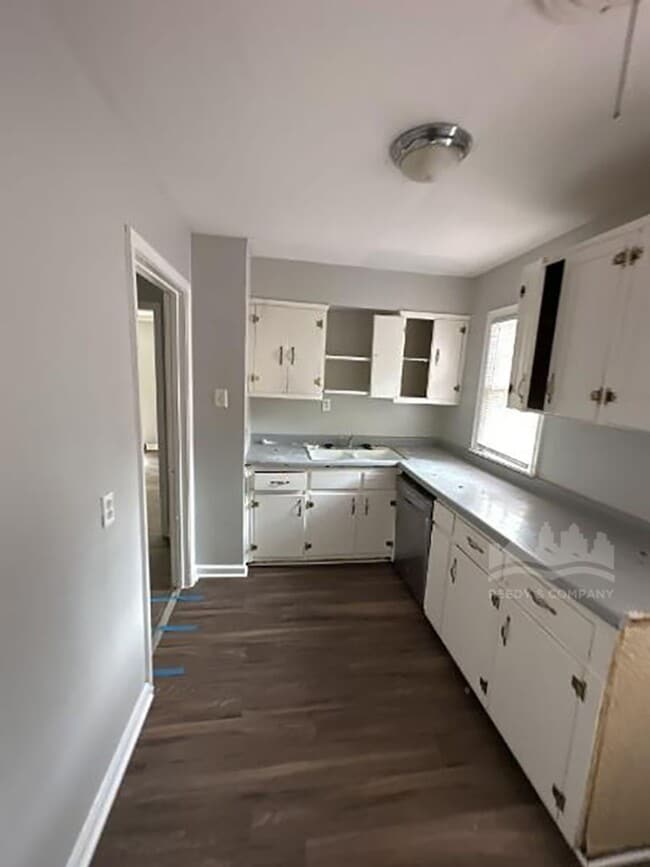 Building Photo - 1240 Robin Hood Ln