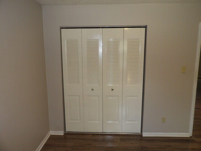 Building Photo - 204 Landings Dr