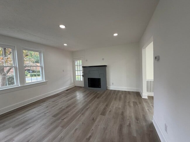 Building Photo - Spacious NE Roanoke City Home!