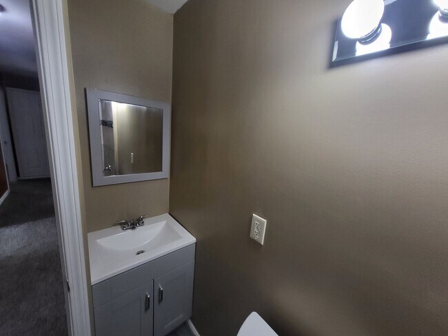 Building Photo - 3 bedroom home on Flint's North-east side