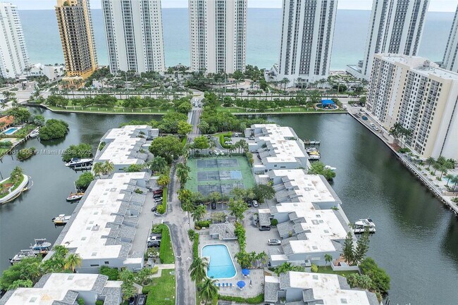Building Photo - 300 Poinciana Island Dr