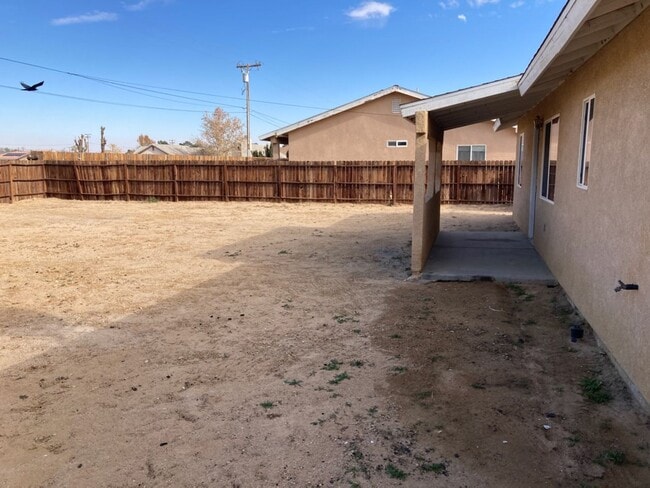Building Photo - 3 bedroom / 2 bathroom house for RENT!