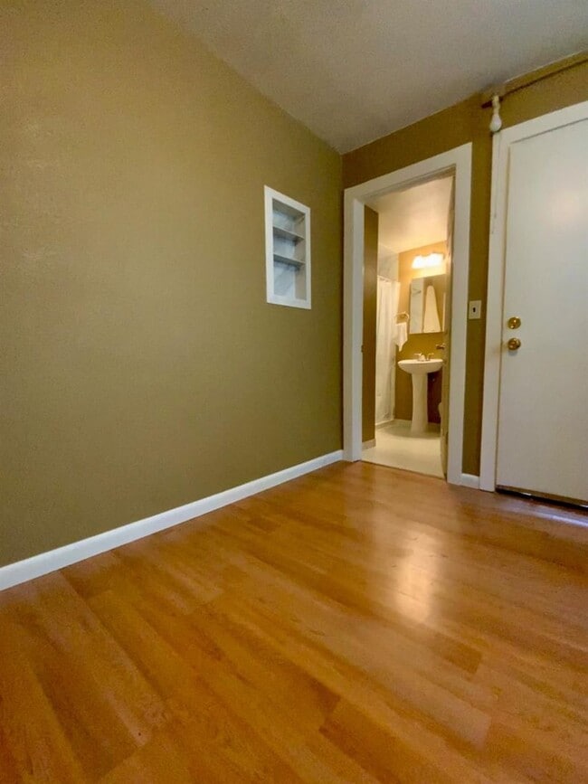 Building Photo - Absolutely ADORABLE/Spacious 2/2 Duplex!  ...