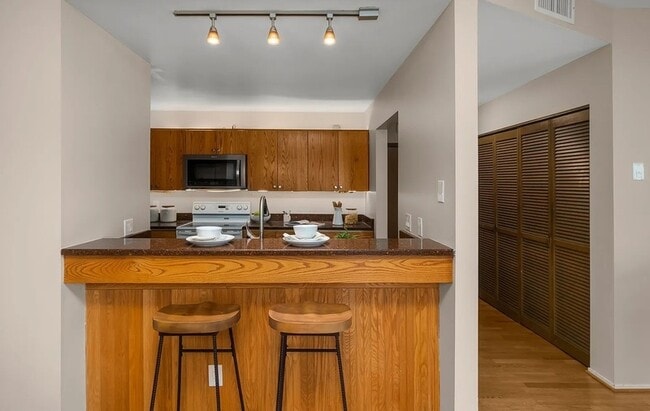 Building Photo - 1710 S Harbor Way