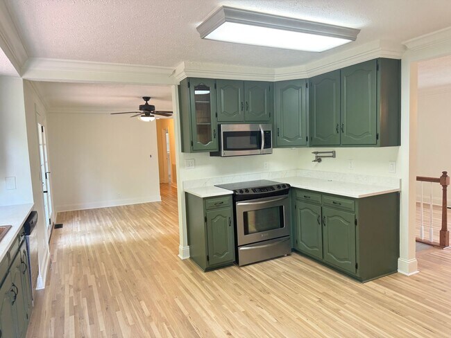 Building Photo - Beautiful 3 Bed 3 Bath Home nestled in St. B!