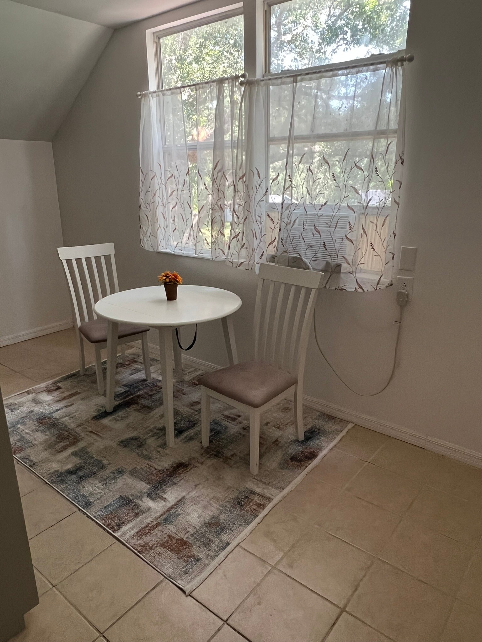 Breakfast Nook - 2540 Greenwood Dr