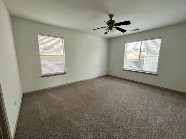 Building Photo - 4Bed/2Bath House w/ detached 2 car garage