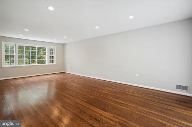 Building Photo - 8501 Canterbury Dr