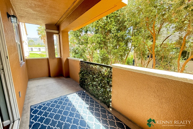 Building Photo - Spacious 3 bedroom, 2.5 Bathroom Condo w/ ...