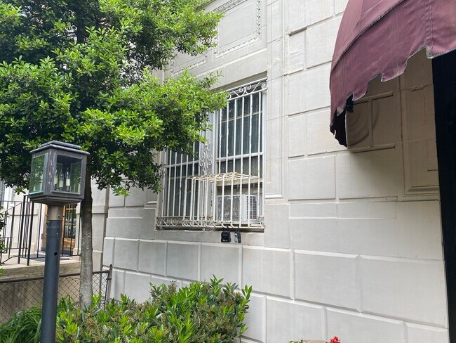 Building Photo - Have Breakfast at Tiffany's! Cozy Studio a...