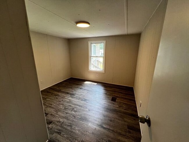 Building Photo - Spacious 4 Bedroom 3 Bathroom Home Located...
