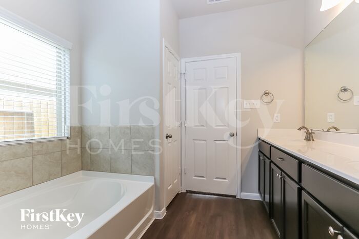 Building Photo - 7215 Victorville Dr