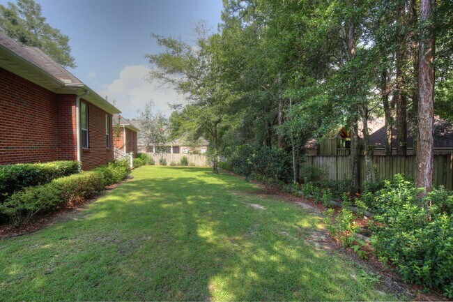 Building Photo - 212 North Cir