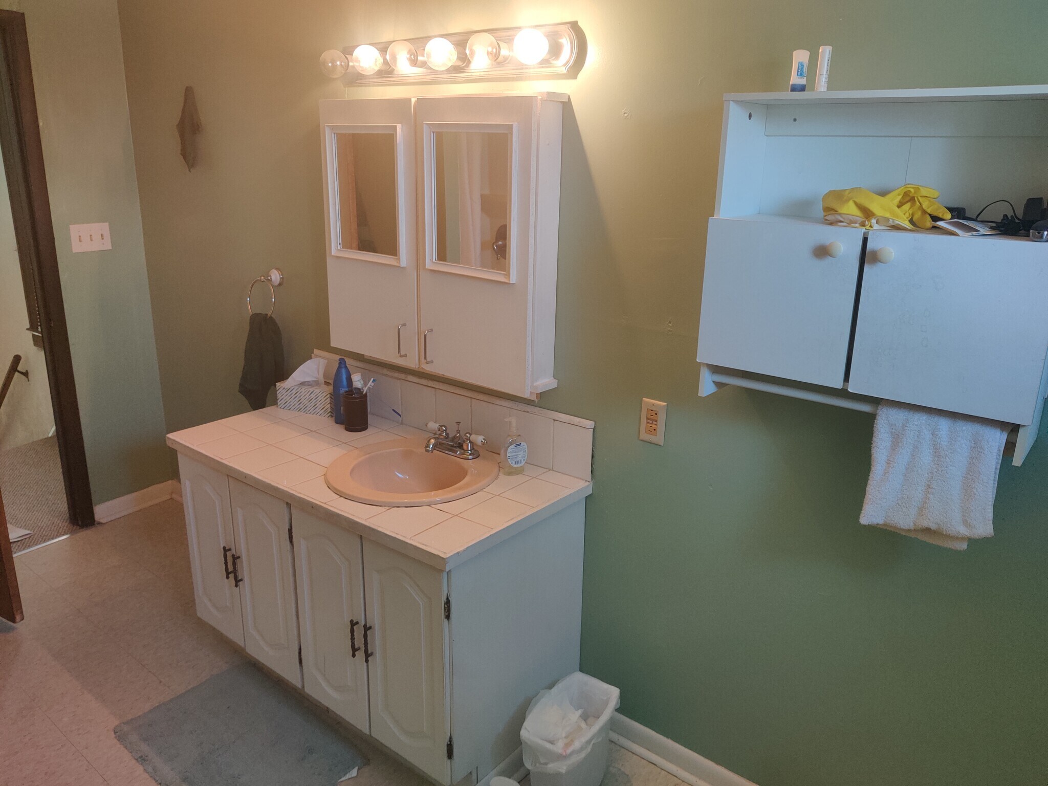 Full Bathroom View - 721 Ivy St