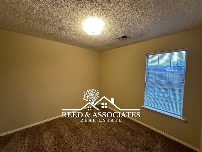 Building Photo - 3 Bedroom w/ fenced yard in Raleigh