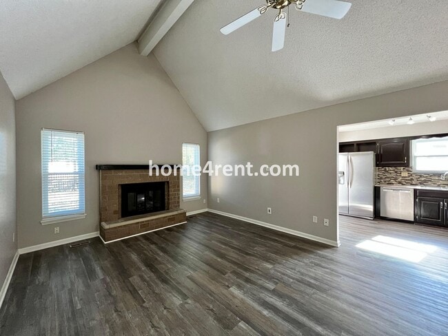 Building Photo - Wonderful Northland Home w/ an Updated Kit...