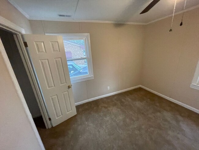 Building Photo - 4 Bedroom Brick House - Vouchers Accepted