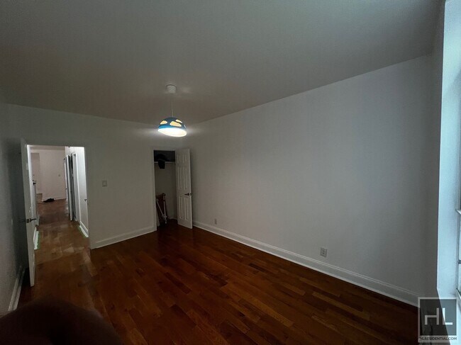 Building Photo - Spacious Fully Renovated 4-Bedroom in Sout...