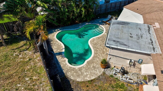 Building Photo - 301 SE 8th Ave