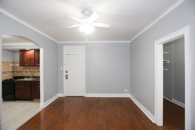 Interior Photo - 6930 N Greenview Ave
