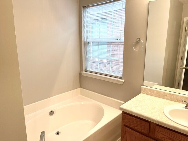 Building Photo - Welcome to this cozy and conveniently located 3-bedroom, 2.5-bathroom home in McDonough, GA.