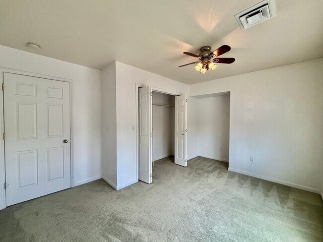 Building Photo - Great 3br/2.5ba, with a bonus space.