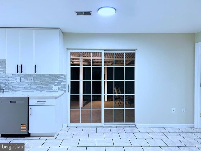 Building Photo - 8186 Paper Birch Dr