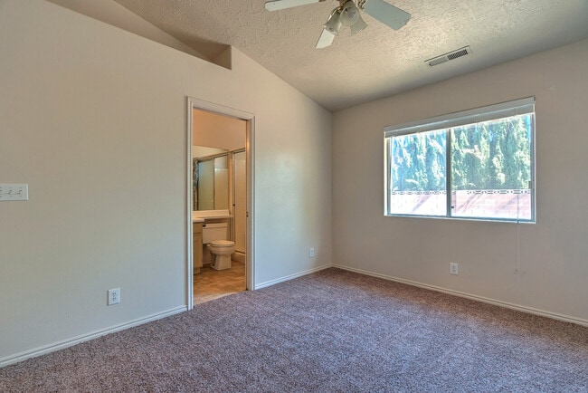 Building Photo - 3 Bedroom 2 bathroom home located near the...