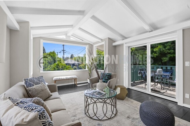 Building Photo - Charming 3 bed/2.5 bath in the heart of do...