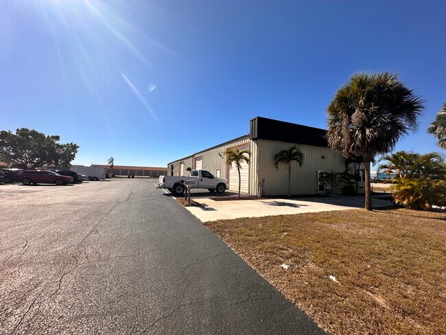 Building Photo - 620 NE 15th Ave