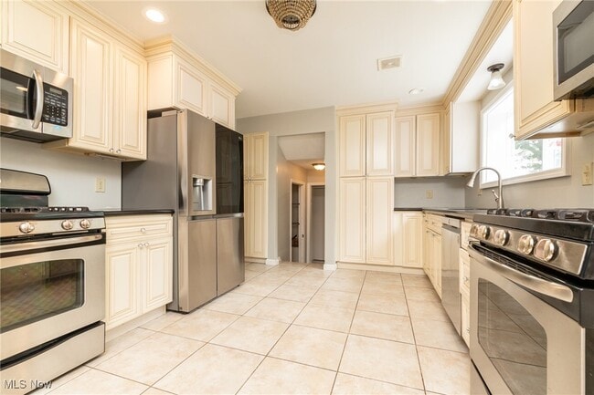 Building Photo - 25035 Penshurst Dr