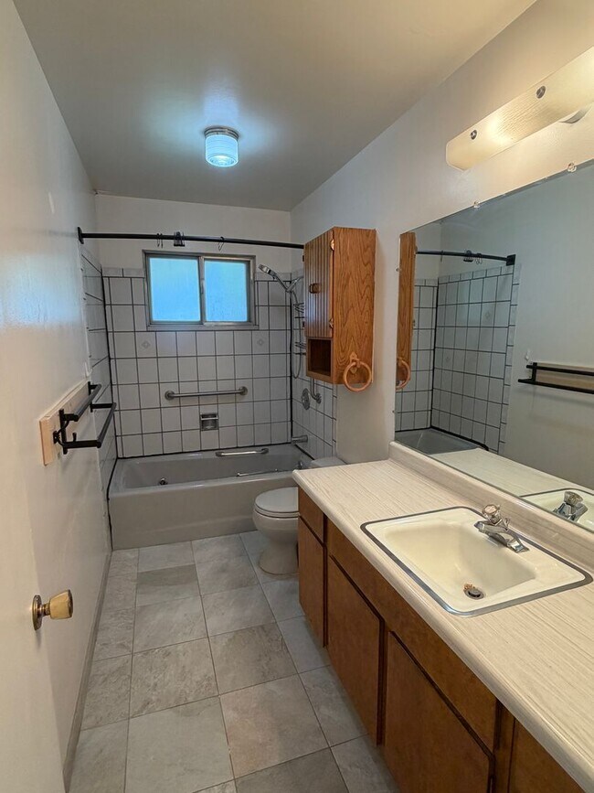 Building Photo - 2636 Hickory Dr