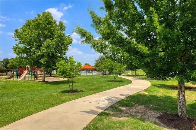 Building Photo - 529 Trinity Bend