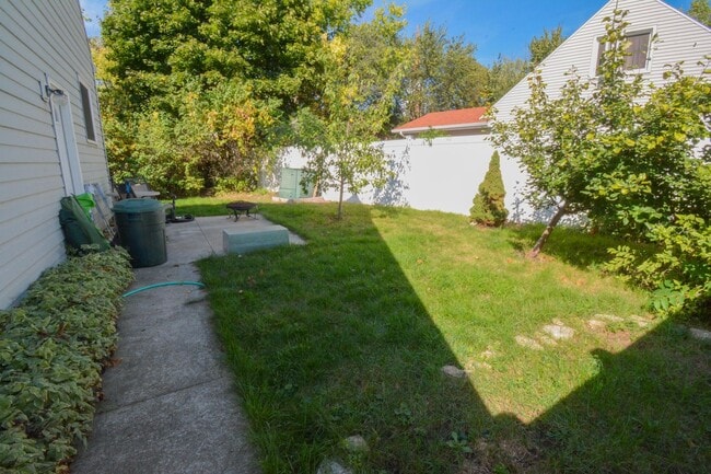 Building Photo - Bright & beautiful home at the end of a quiet cul de sac