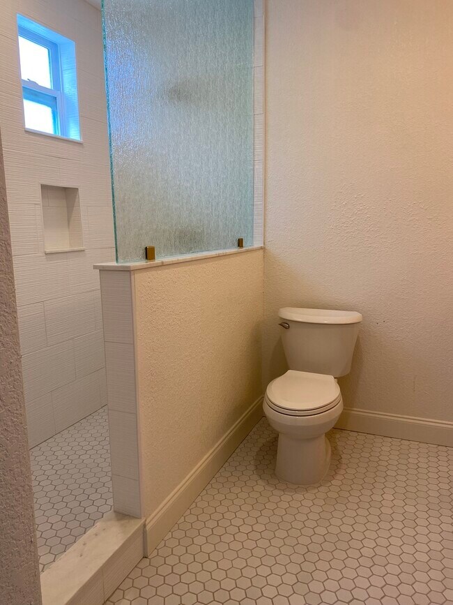 Building Photo - 129 36th Ave NE