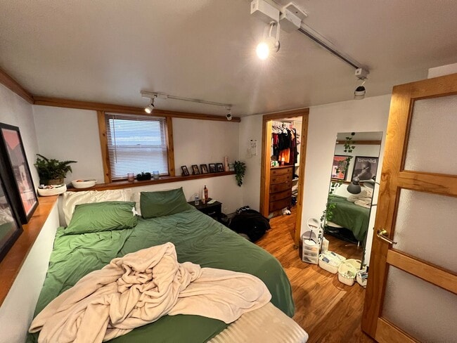 Building Photo - Updated 1 Bedroom Apartment – ½ Block from...