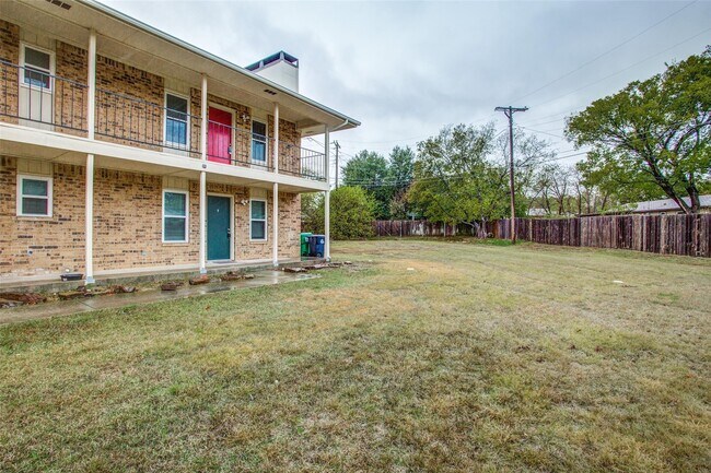 Building Photo - 3825 Camelot St