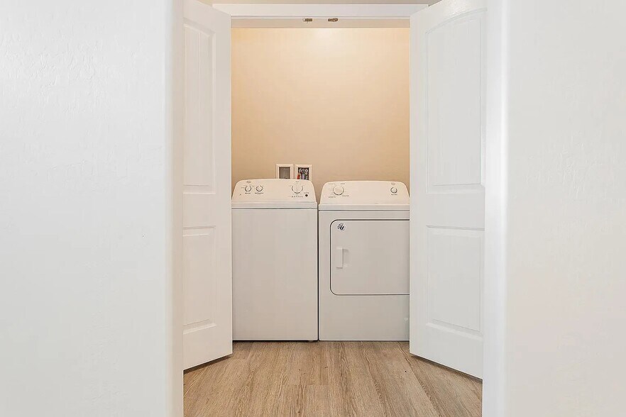 Building Photo - 1681 S Dandelion St