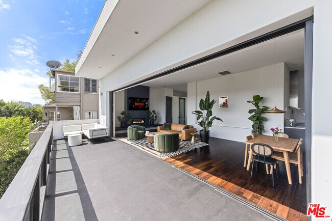 Building Photo - 2300 Ronda Vista Dr