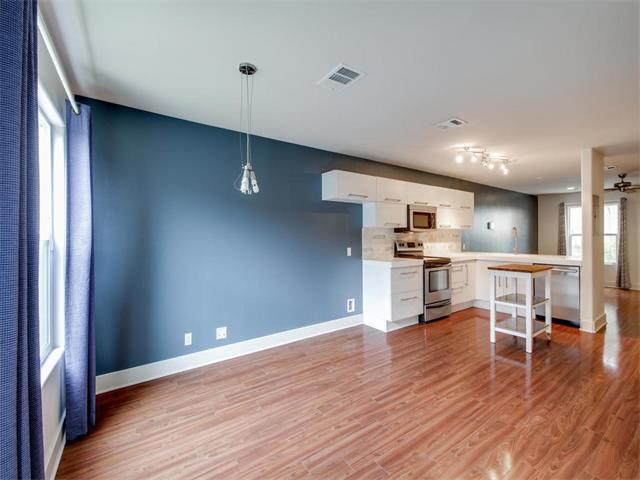 NOTE: FRESHLY PAINTED NEUTRAL INTERIORS (Photo needs updating) - 1101 Grove Blvd