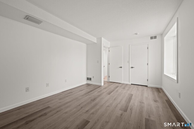 Building Photo - 20 Little Oak Ln