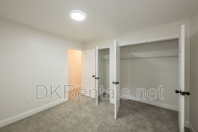 Building Photo - 2027 Lois Pl NW